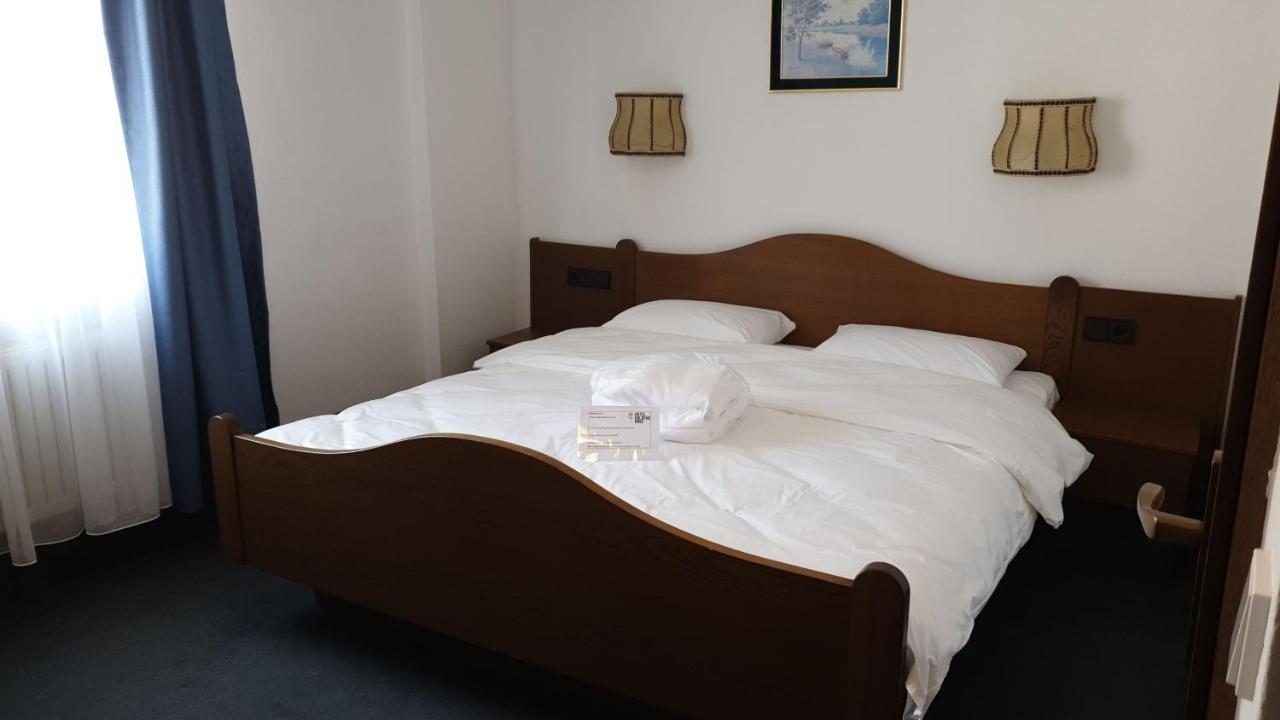 Hotel Goldene Rose Ebersbach an der Fils Exterior photo
